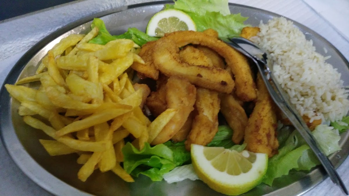 Prato de choco frito à setubalense com batata frita, arroz, salada e limão, num prato de inox