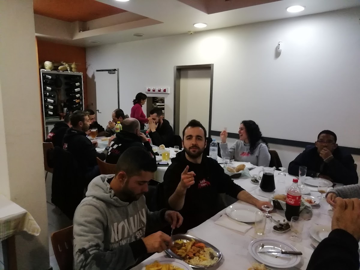 Almoço de grupo no restaurante, mesas compridas e ambiente animado