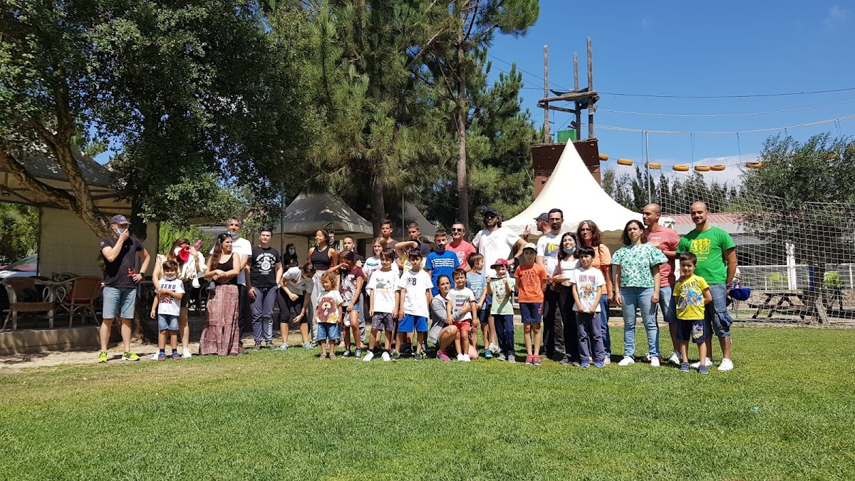 Festa de comunidade ao ar livre, grande grupo de famílias e crianças num dia de verão